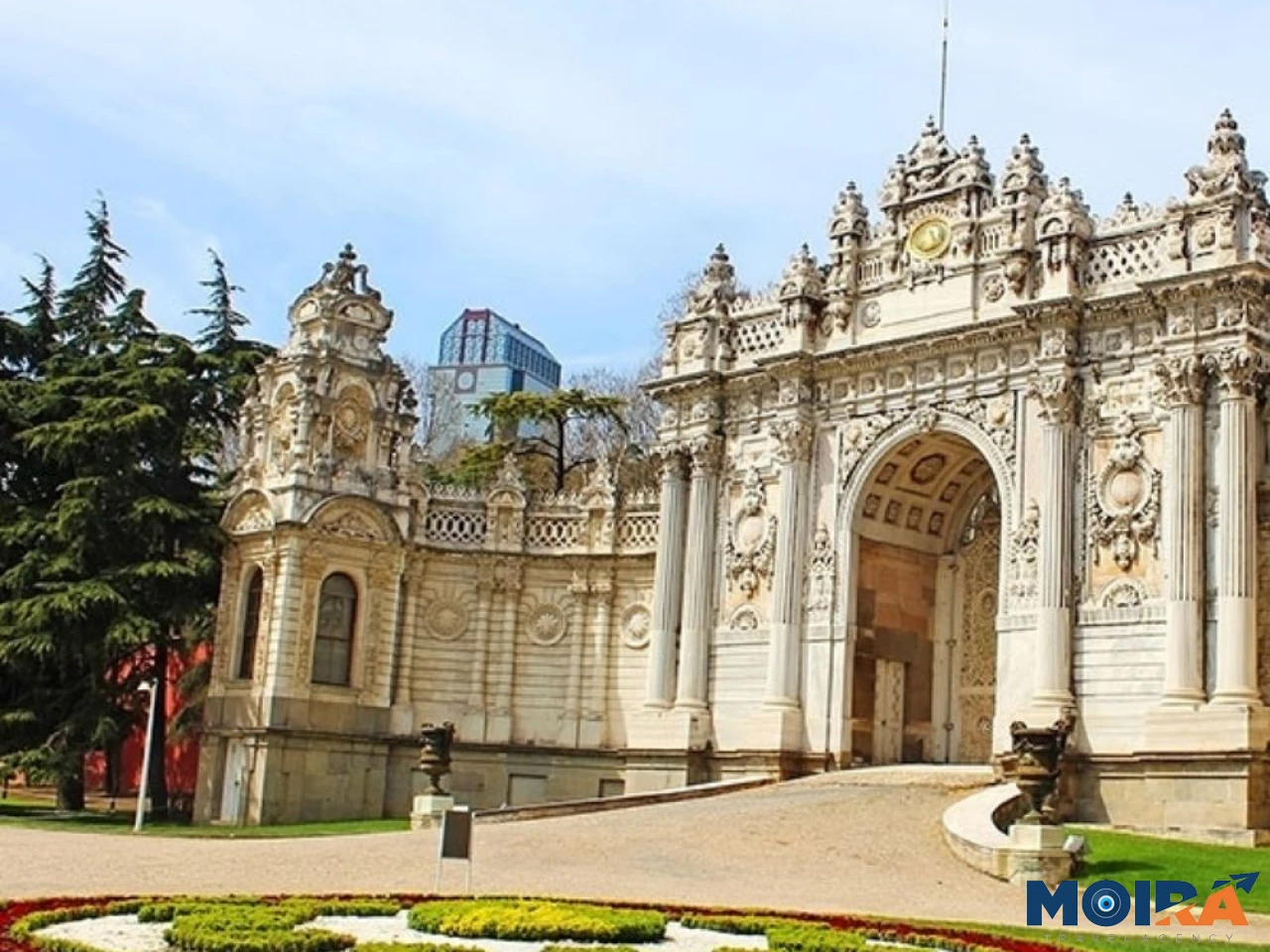 dolmabahce-palace-gate-istanbul-turkey