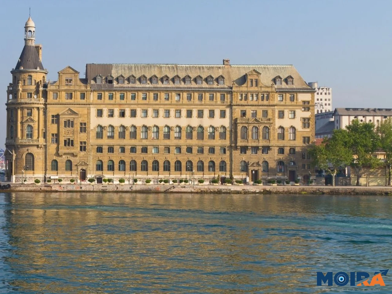 dolmabahce-palace-waterfront-view-on-the-bosphorus-in-istanbul-turkey