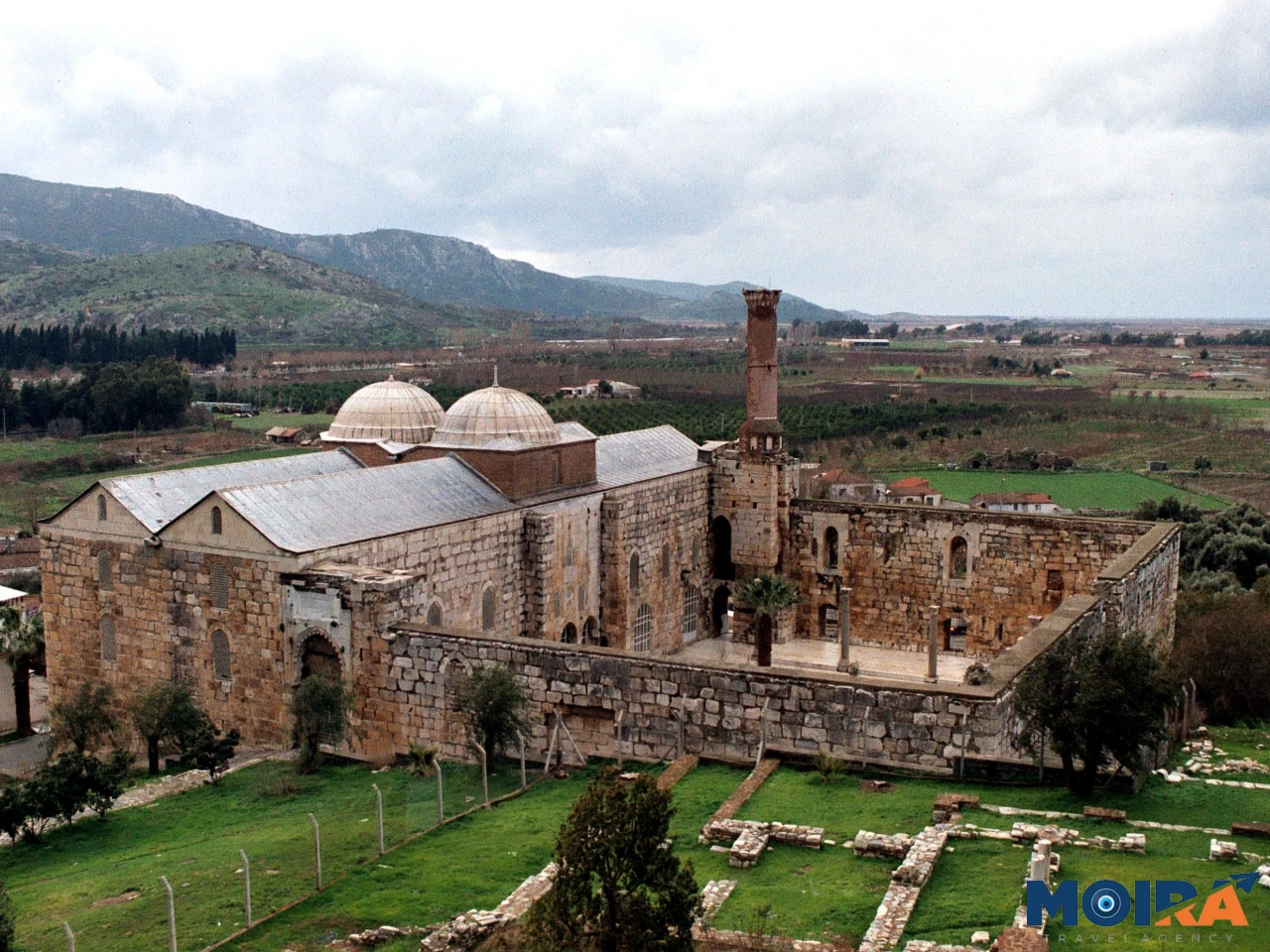 ephesus-ancient-city-roman-period-ruins-historic-columns-and-ancient-architecture-selcuk-izmir