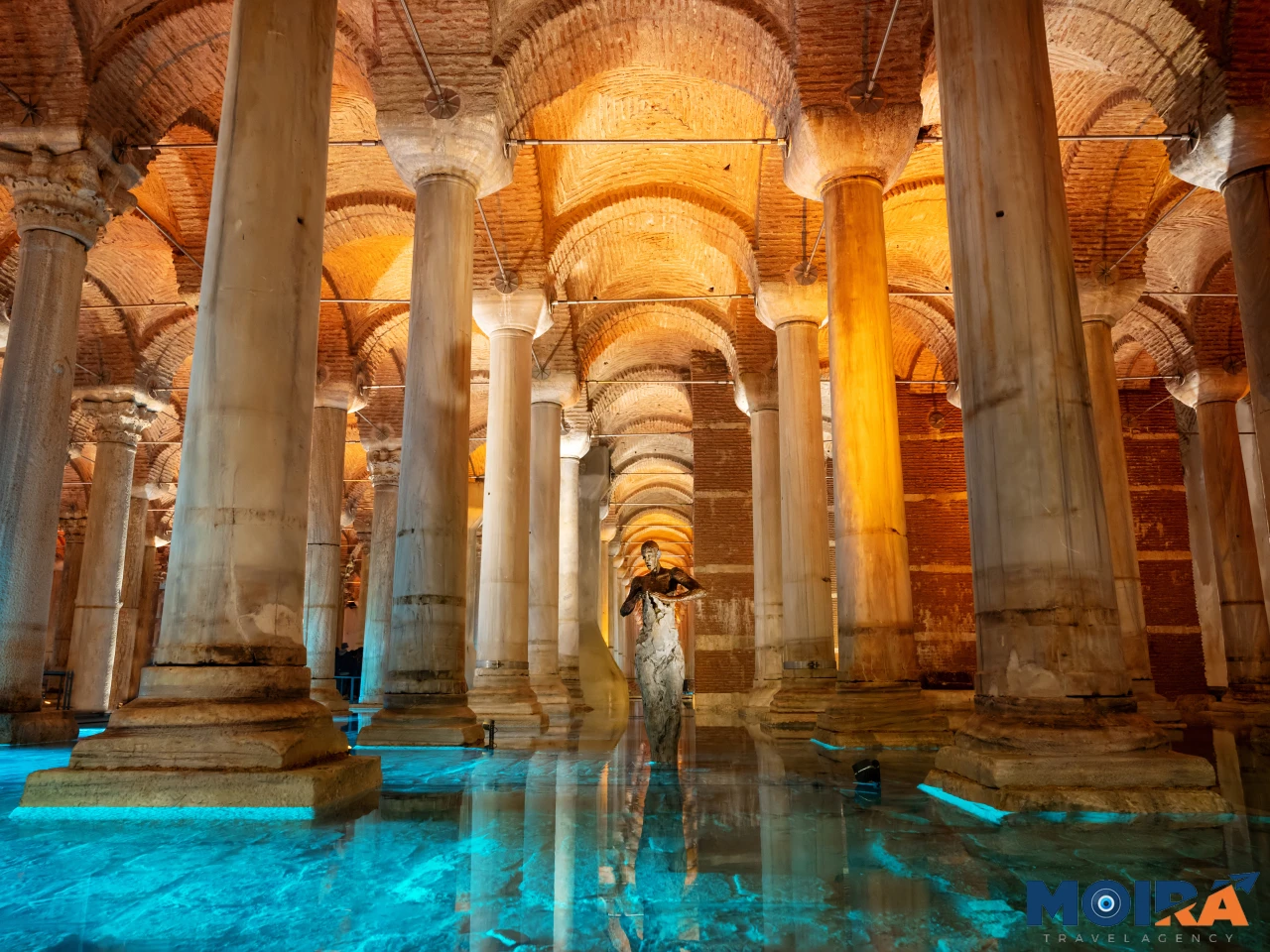 basilica-cistern-columns-and-water-reflections-in-istanbul-turkey