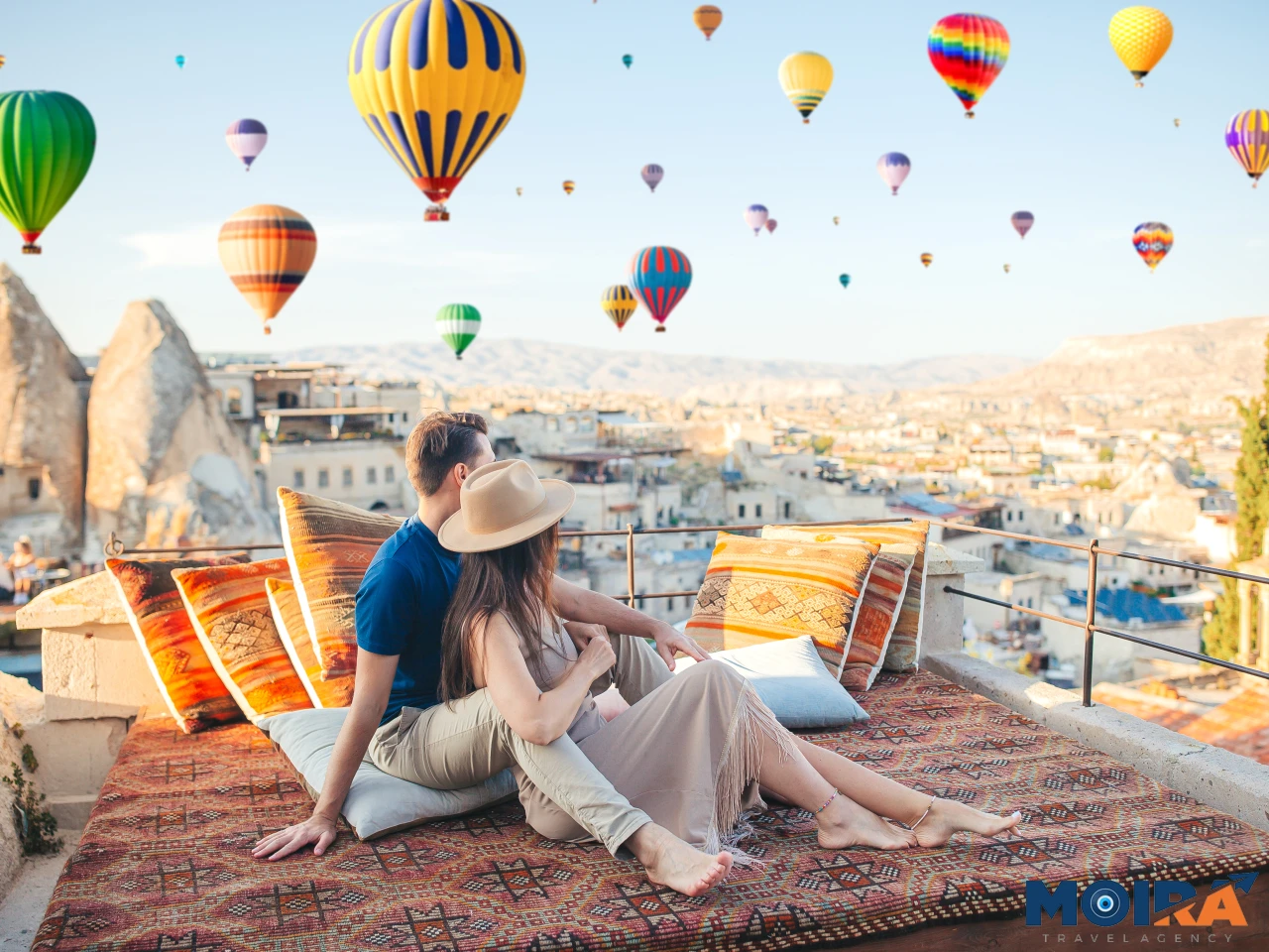 Couple-Enjoying-Hot-Air-Balloons-View-Cappadocia-Turkey