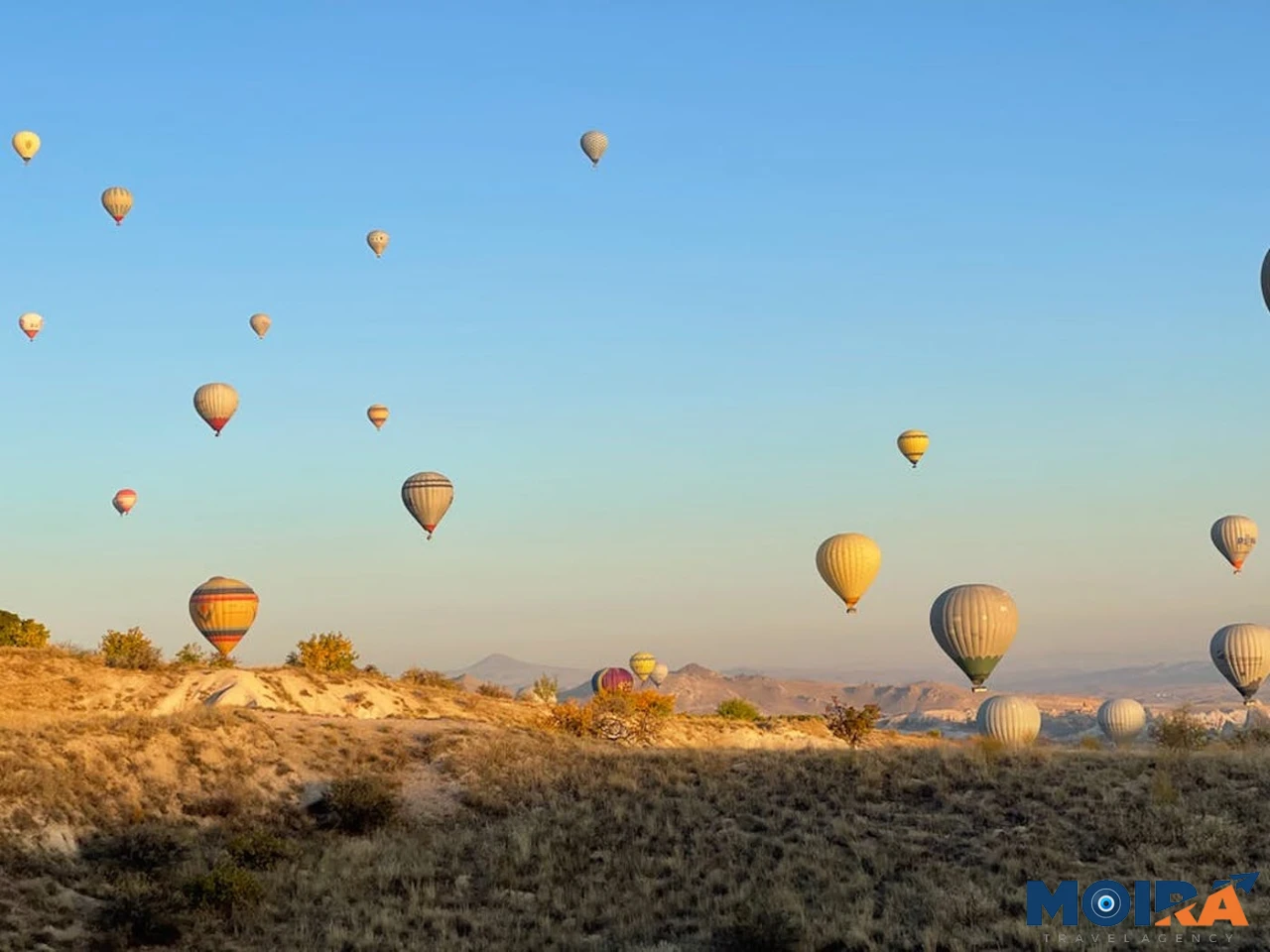 hot-air-balloons-kapadokya-kaya-cappadocia-sunrise-rocky-landscape-turkey