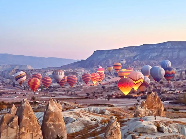 Hot-Air-Balloons-at-Sunrise-Cappadocia-Turkey