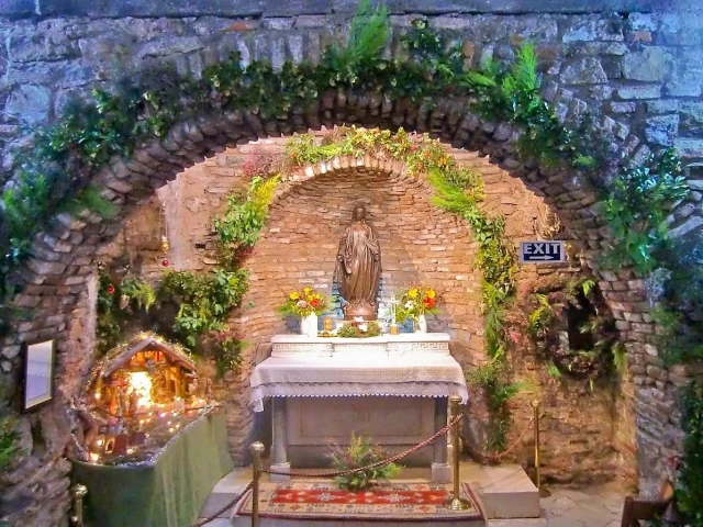 Virgin-Mary-Altar-at-House-of-Mary-Ephesus-Turkey